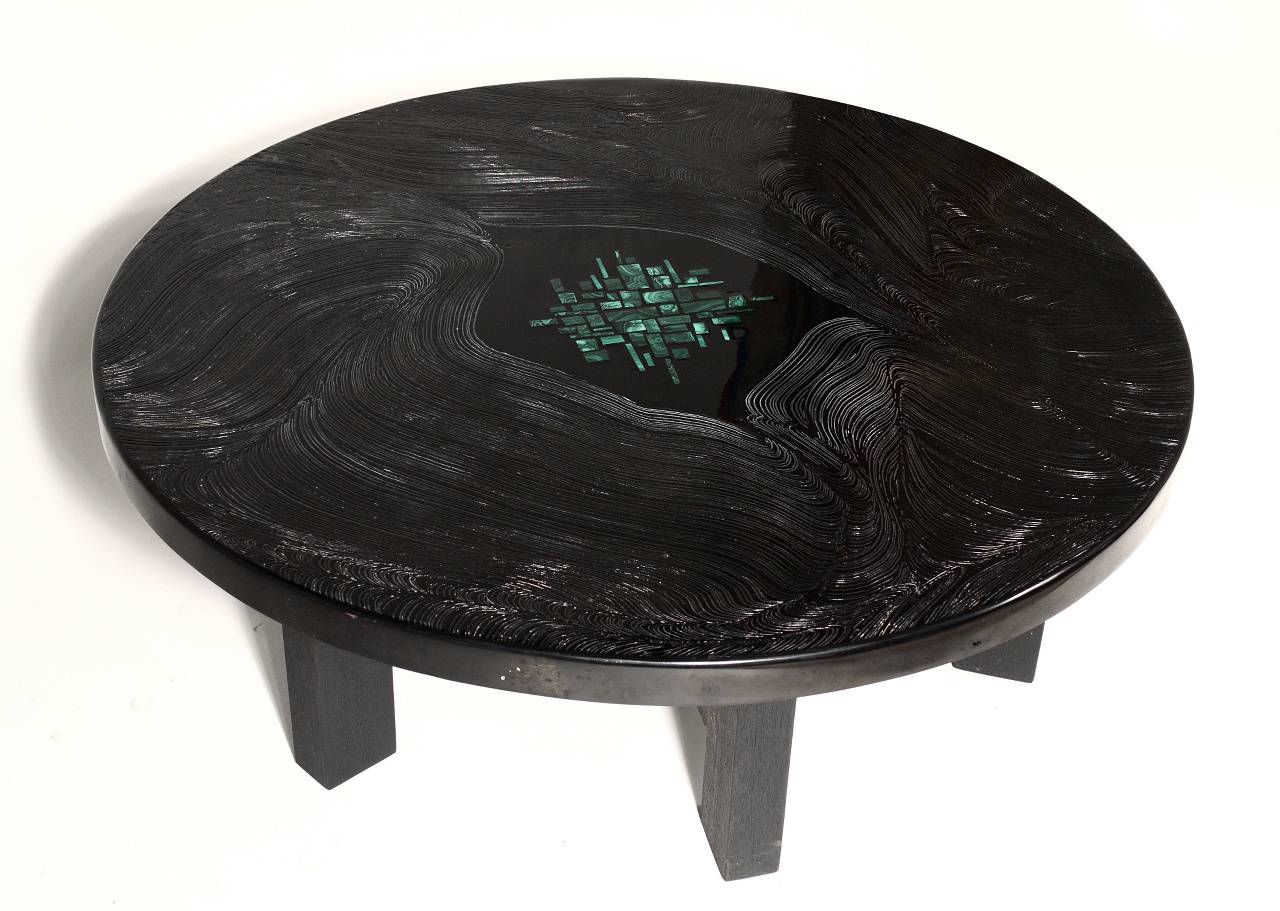 Table basse circulaire en résine noire et malachite par F. Dresse, très rare et spectaculaire, parfait état, pieds en bois.