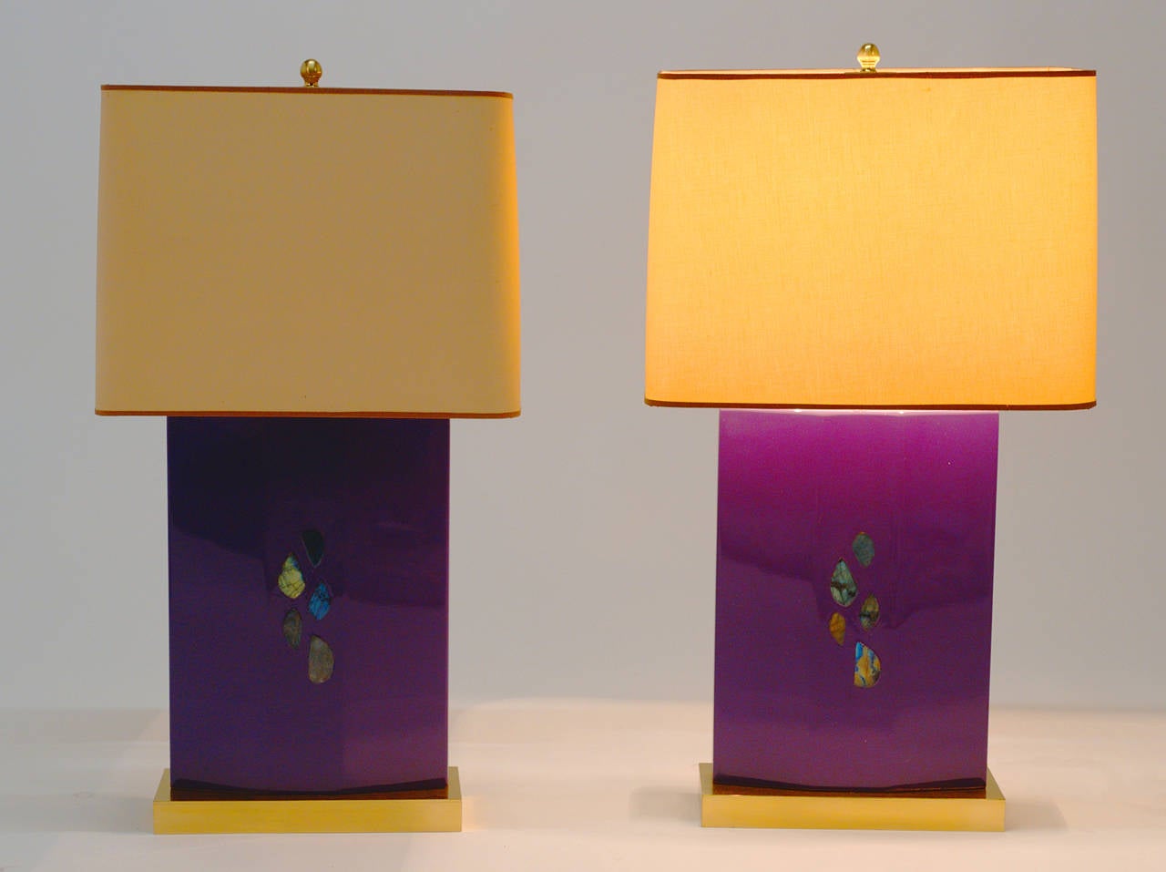 Mid-Century Modern Paire de lampes en résine violette incrustée de labradorite en vente