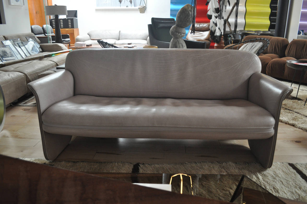 This couch has been designed by Gerd Lange for Swiss DeSede. The special folding technic makes it very rare. Made with an extraordinary putty grey buffalo leather with beautiful patina.  Exquisite zipper detail runs throughout the entire folding