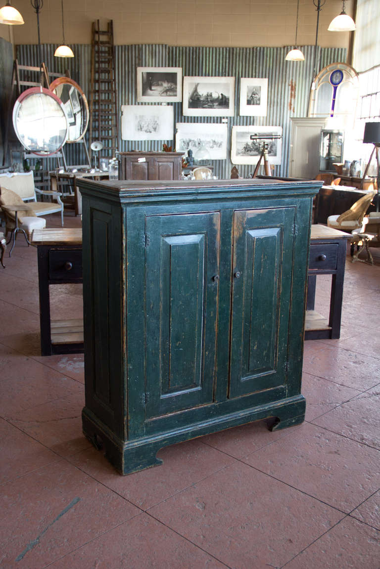 Antique Québec painted pine shelved cupboard with its original hardware.