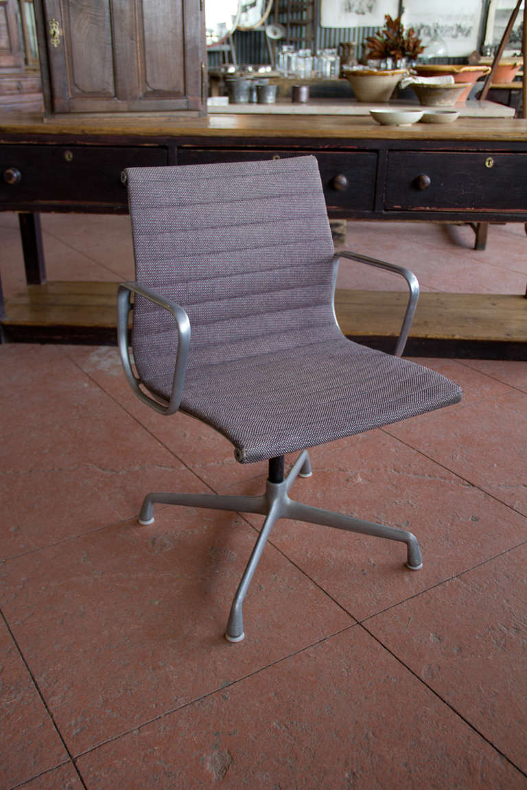 An Eames classic from the Aluminum Group, with 4 pronged legs.