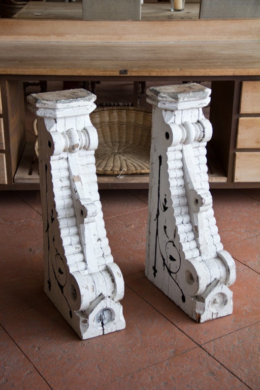 Pair of beautiful large 19th century wooden corbels from Pennsylvania. Very nice Eastlake spoon carving.