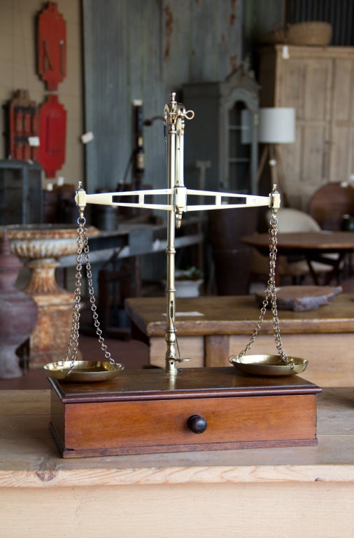 Beautiful antique jewelers beam scale to weigh up to 1lb. All brass with it's original mahogany box. Maker is Thos. Cheshire, 146 Dale St. Liverpool. 
The mahogany box has a drawer is original sapphire blue velvet lining. Also includes troy and