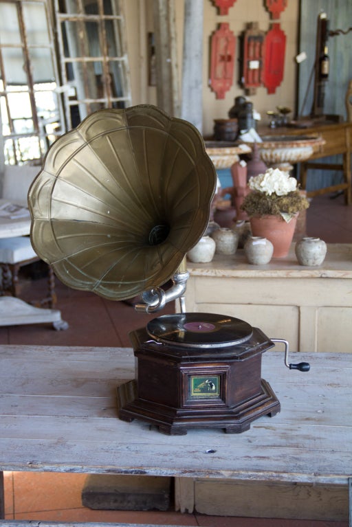 A classic vintage wind-up gramophone in oak case, complete with it's large brass acoustic horn. Also have spare needles.
'Nipper', the fox terrier, who was the logo for HMV, is one of the most recognizable advertising brands in history.
