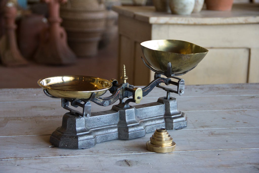 Lovely antique Day & Millward sweet shop scale with original brass imperial weights up to 8 oz with its pan and scoop.