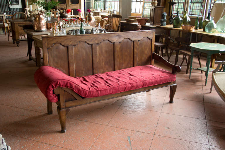 Rare English George III 5 paneled back coachman's settle with its cushion.

This 18th C settle would have been at an Inn for the coachman to have 40 winks before carrying on with his journey.

The cushion is fine, however, it would look splendid
