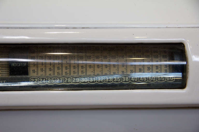 Large Antique American Shop Scale In Good Condition In Calgary, Alberta