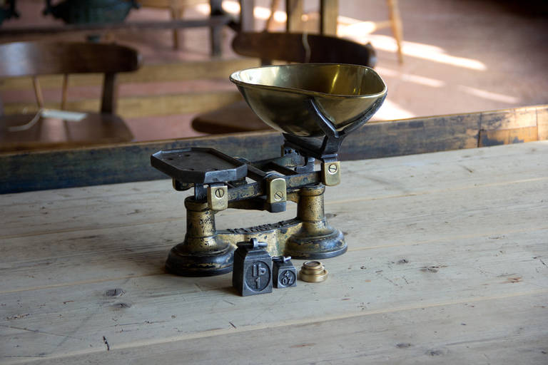 British Avery grocer's scale with original gold paintwork. Has a weights and measures seal (W&M). Comes with its original iron ring and brass weights.