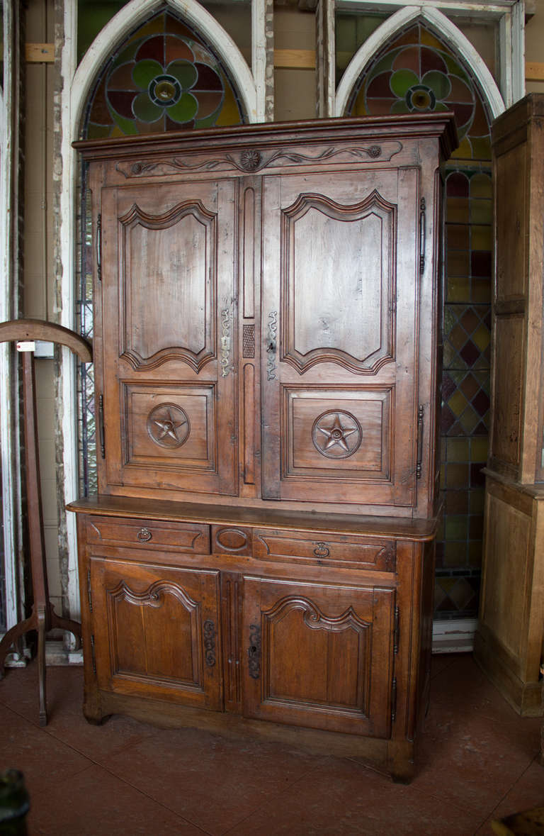 Gorgeous French Directoire panelled carved oak buffet a deux corps with lovely patina. It is of best quality with its original hardware from Burgundy, circa 1800.