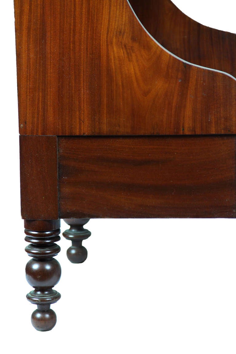Federal Classical Mahogany Washstand, Possibly Providence, circa 1835-1840 For Sale