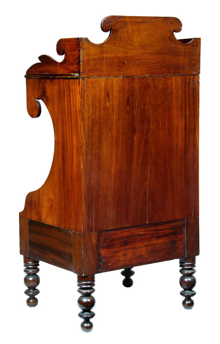 American Classical Mahogany Washstand, Possibly Providence, circa 1835-1840 For Sale