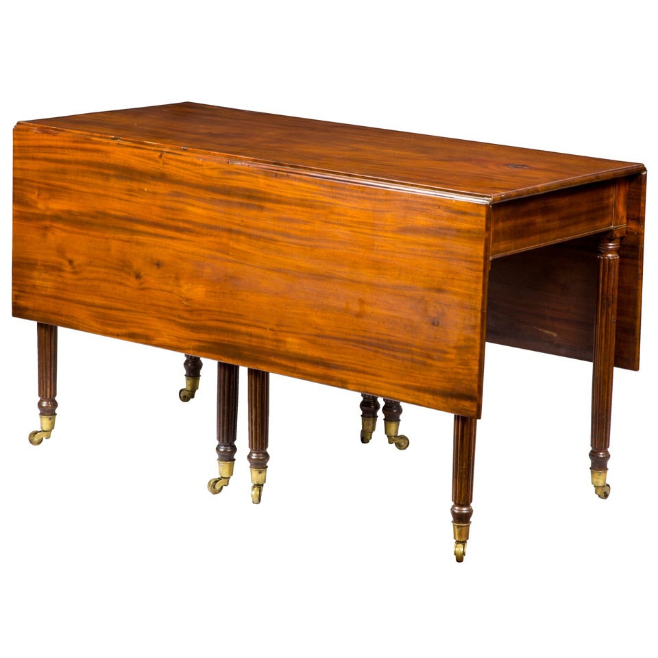 Mahogany Drop-Leaf Table with Eight Reeded Legs, Probably American, circa 1810 For Sale