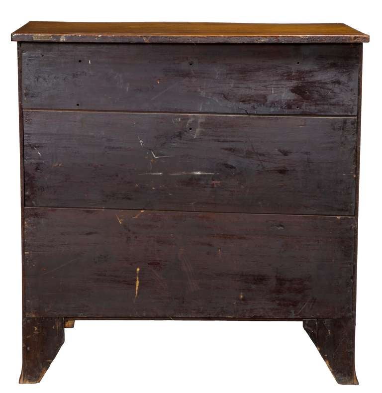 Walnut Hepplewhite Commode or Chest with Serpentine Front, circa 1790-1810 For Sale 2