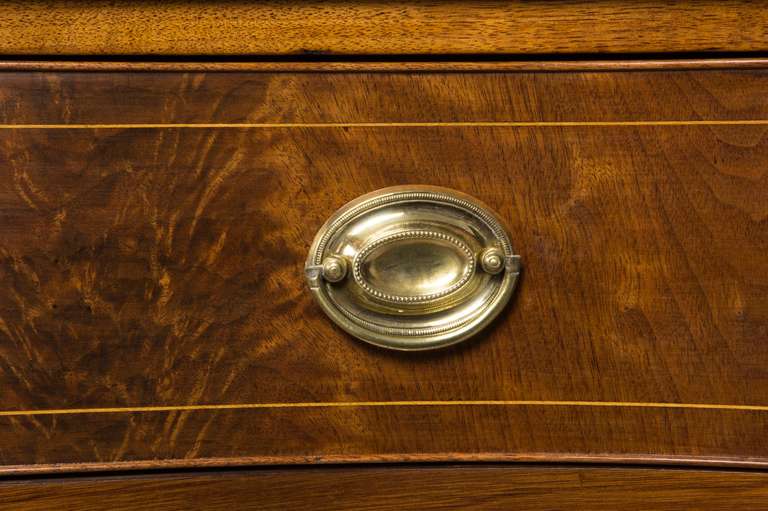 Walnut Hepplewhite Commode or Chest with Serpentine Front, circa 1790-1810 In Excellent Condition For Sale In Providence, RI