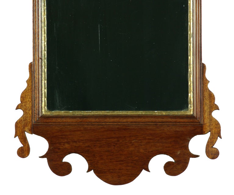 A Federal Mahogany Mirror with Gilt Eagle, Boston, c.1810 In Excellent Condition In Providence, RI