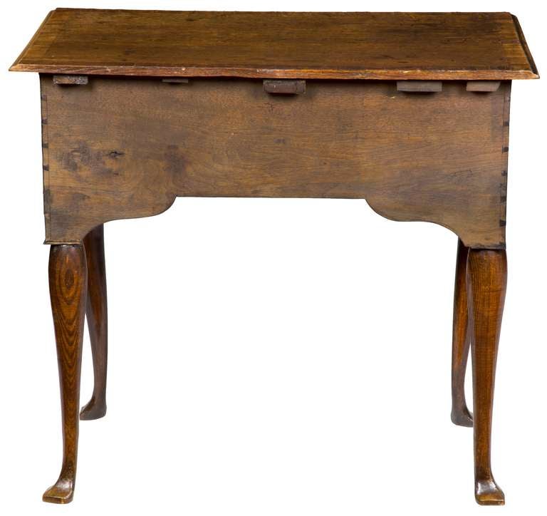 Queen Anne Oak Dressing Table with Crossbanding For Sale 4