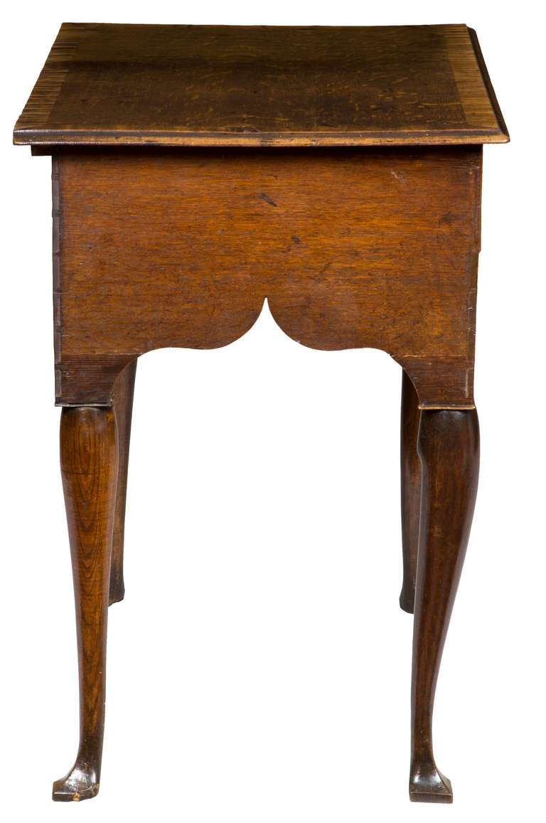 Queen Anne Oak Dressing Table with Crossbanding For Sale 3