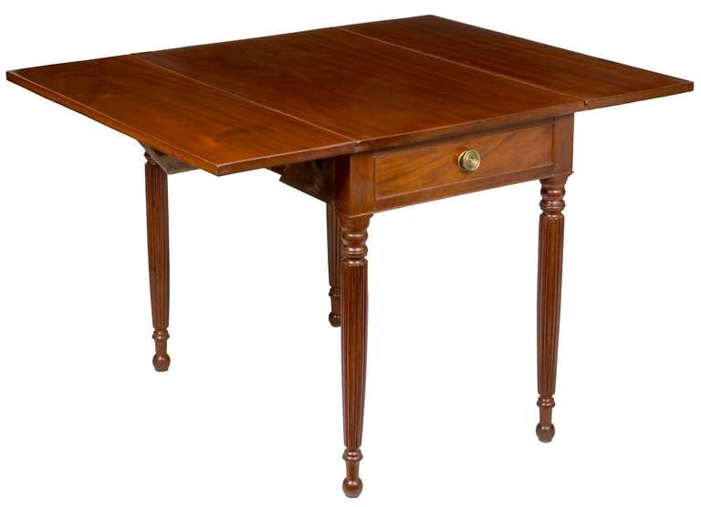American Fine Mahogany Sheraton Pembroke Table, circa 1810 For Sale