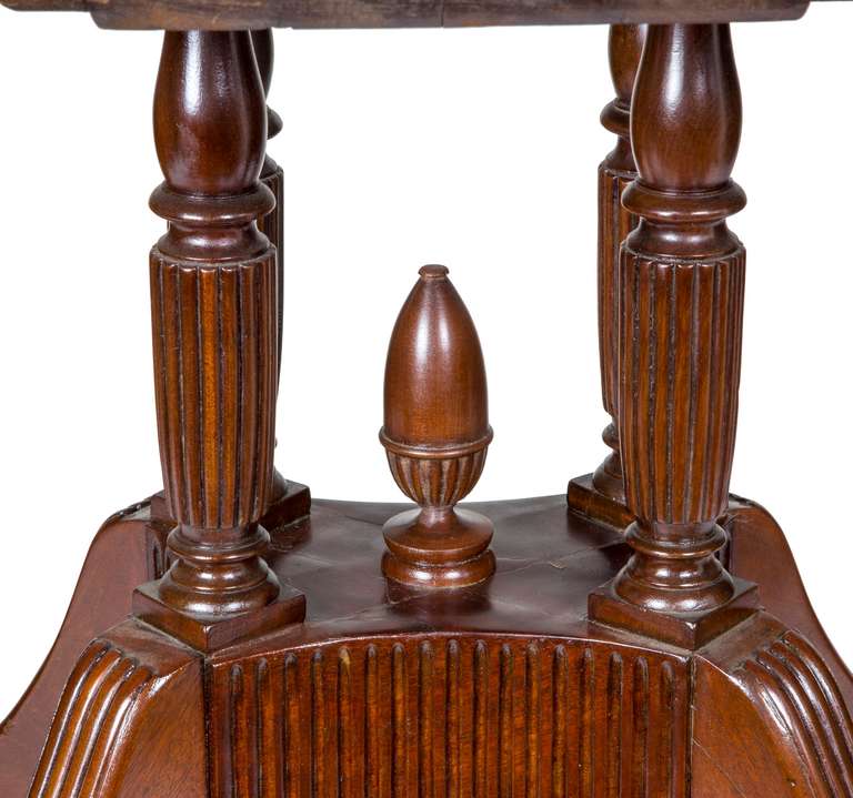 Classical Mahogany Drop-Leaf Table, New York, circa 1810-1815 For Sale 1