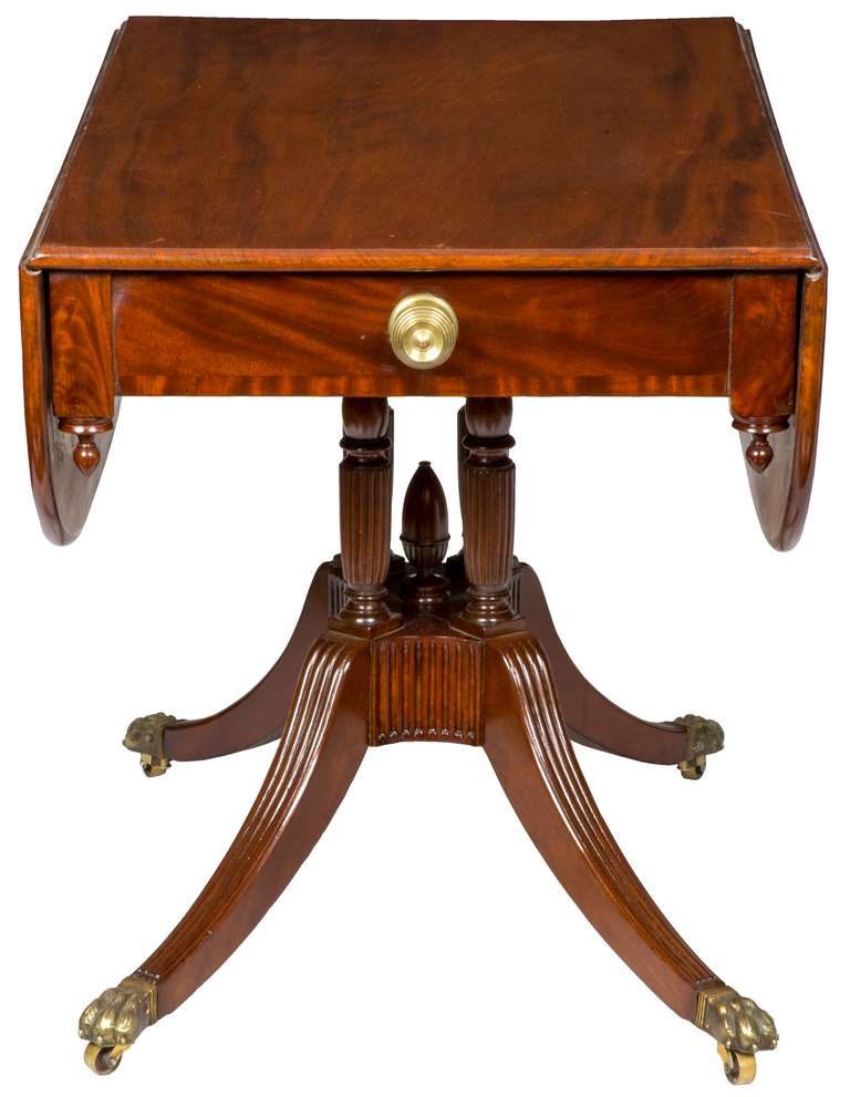 Classical Mahogany Drop-Leaf Table, New York, circa 1810-1815 For Sale 3