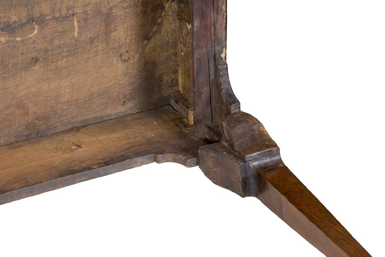 Provincial Oak and Elm Queen Anne Side/Dressing Table, England, circa 1740-1760 In Excellent Condition In Providence, RI