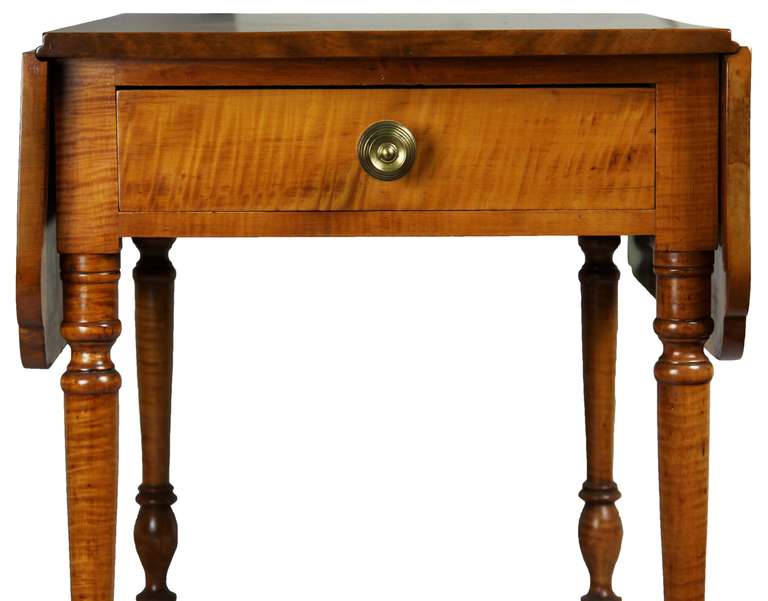 Tiger Maple Sheraton Pembroke Table, circa 1810 In Excellent Condition For Sale In Providence, RI
