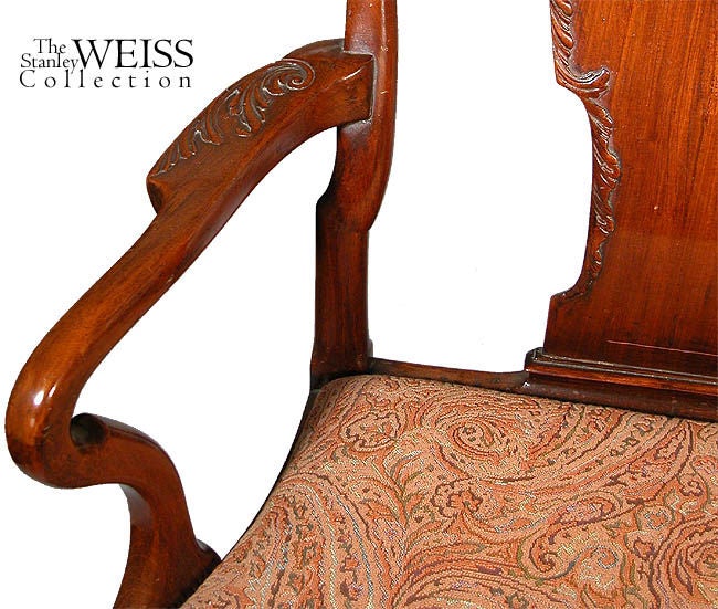 Carved Mahogany Queen Anne Settee In Good Condition For Sale In Providence, RI