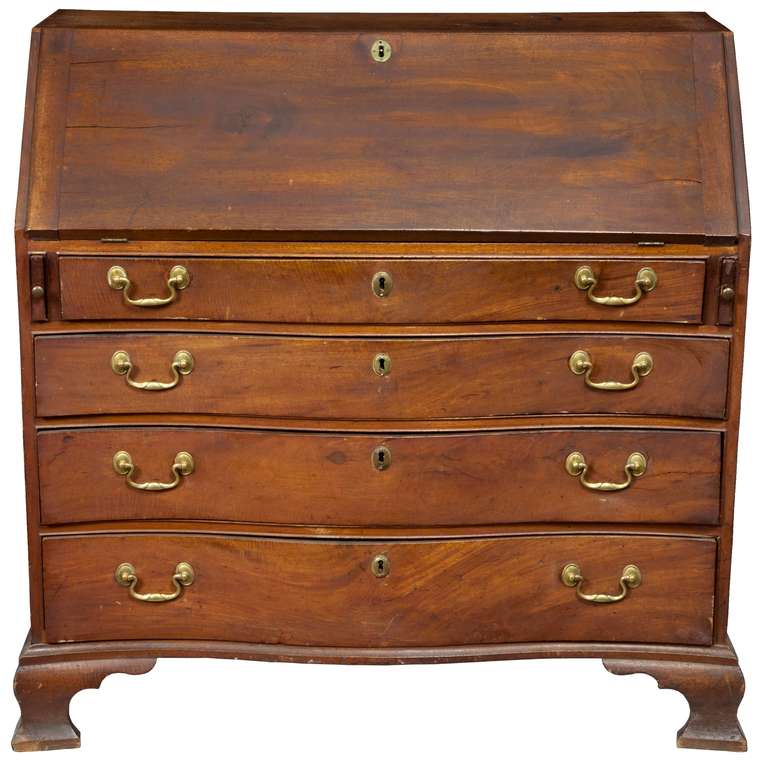 This interesting desk is composed of wonderful wood throughout. It retains its first surface, which does not always bring out the mahogany’s inherent qualities. While the mahogany is of the same tree, the cabinetmaker selected the areas where the