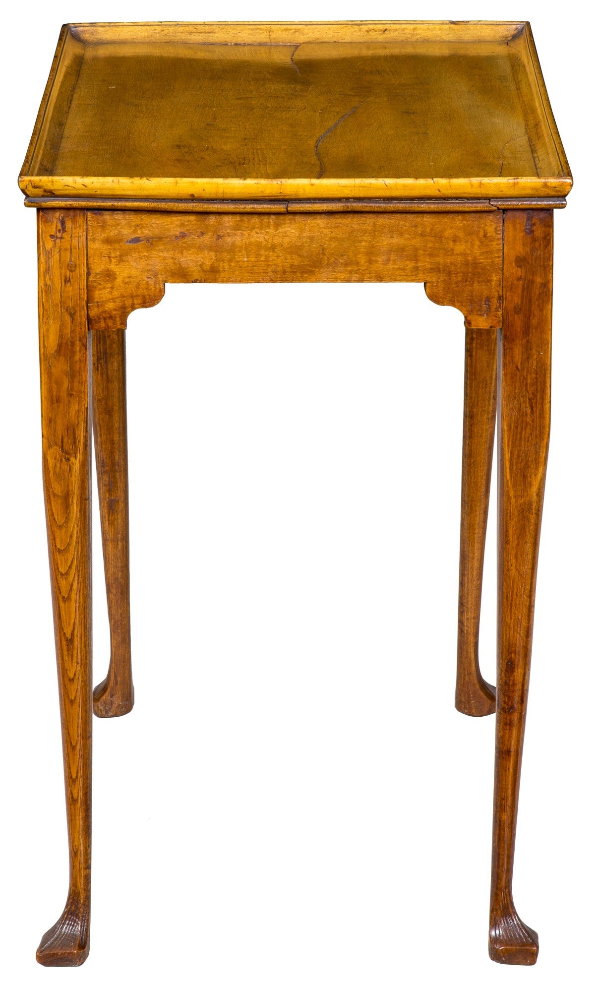 This is a small-scale tea table composed of soft maple and ash, a wood which appears on either side of the pond. Looking at the structure, the sides, from underneath, are very roughly hewn, as is the style of the leg. Therefore, an earlier than