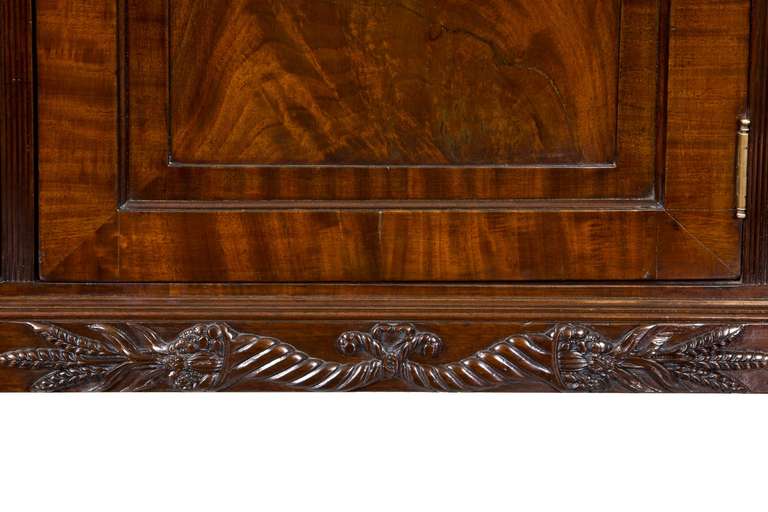 Classical Sideboard of Figured Carved Mahogany, New York, circa 1820 In Excellent Condition In Providence, RI