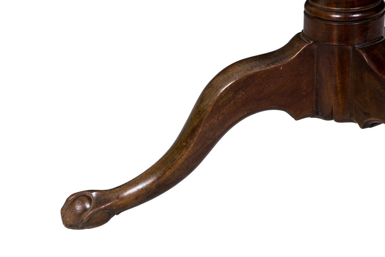 American Chippendale Tilt-Top Table with Spiral Carved Column, Newport, circa 1780 For Sale