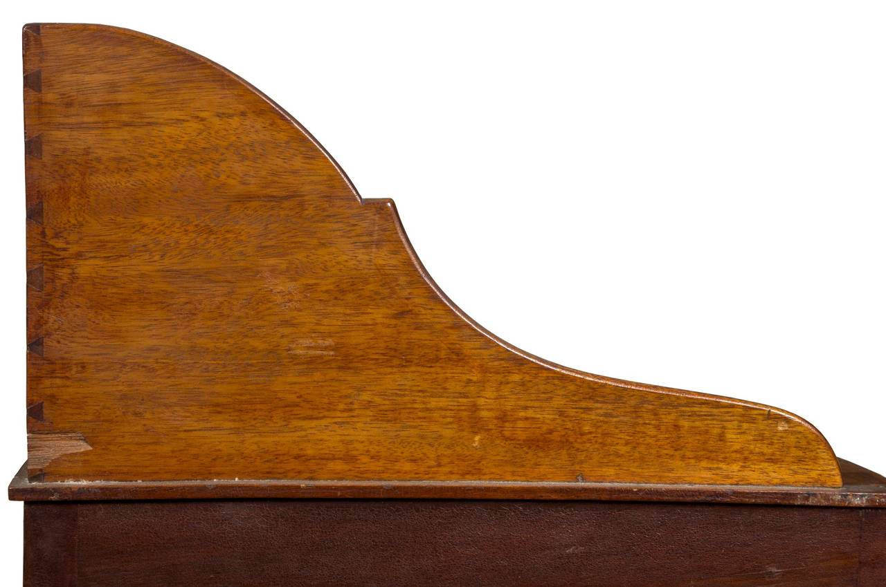 18th Century Federal Mahogany and Flamed Birch Veneer Basin Stand, Boston, circa 1800 For Sale