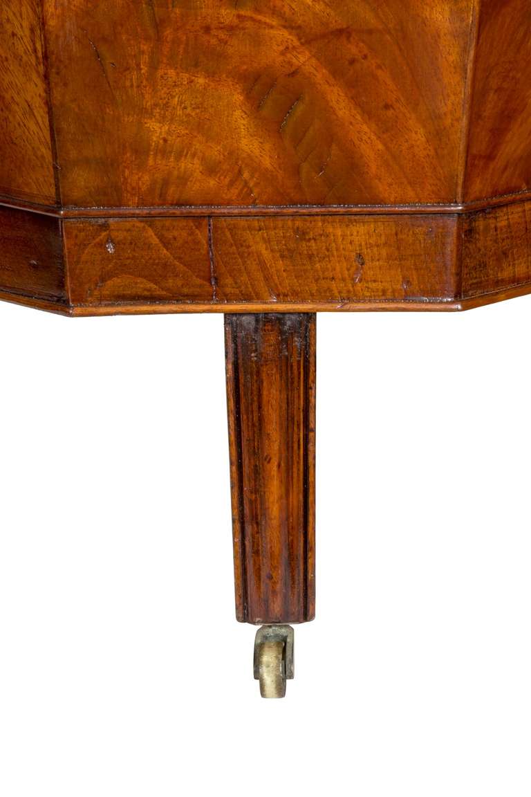 Octagonal Mahogany Cellarette, England, circa 1790-1810 For Sale 1