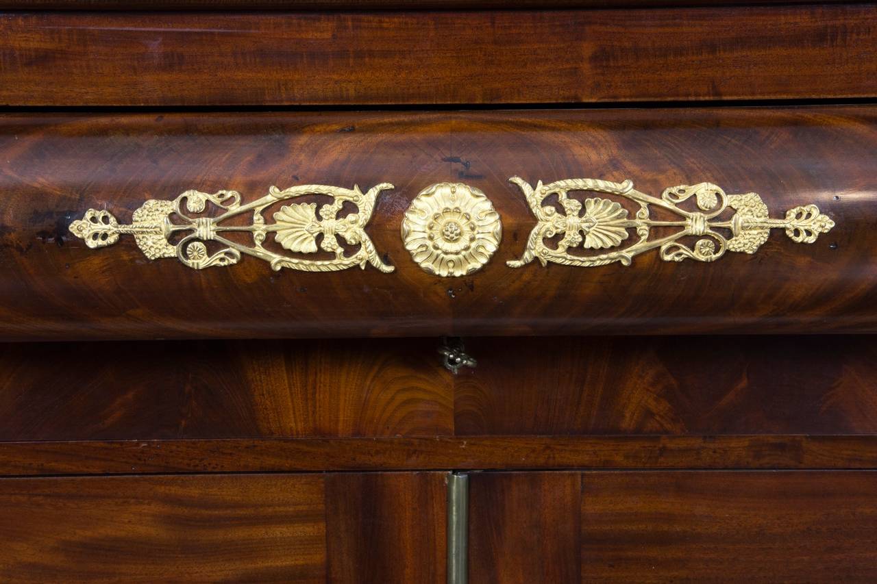 Monumental Classical Mahogany Bookcase Probably Meeks, NY, circa 1830 In Excellent Condition For Sale In Providence, RI