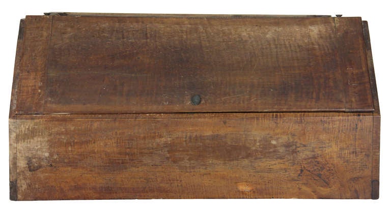Federal Tiger Maple Slant Lid Desk, Midwest Ohio Region, circa 1825 In Excellent Condition For Sale In Providence, RI