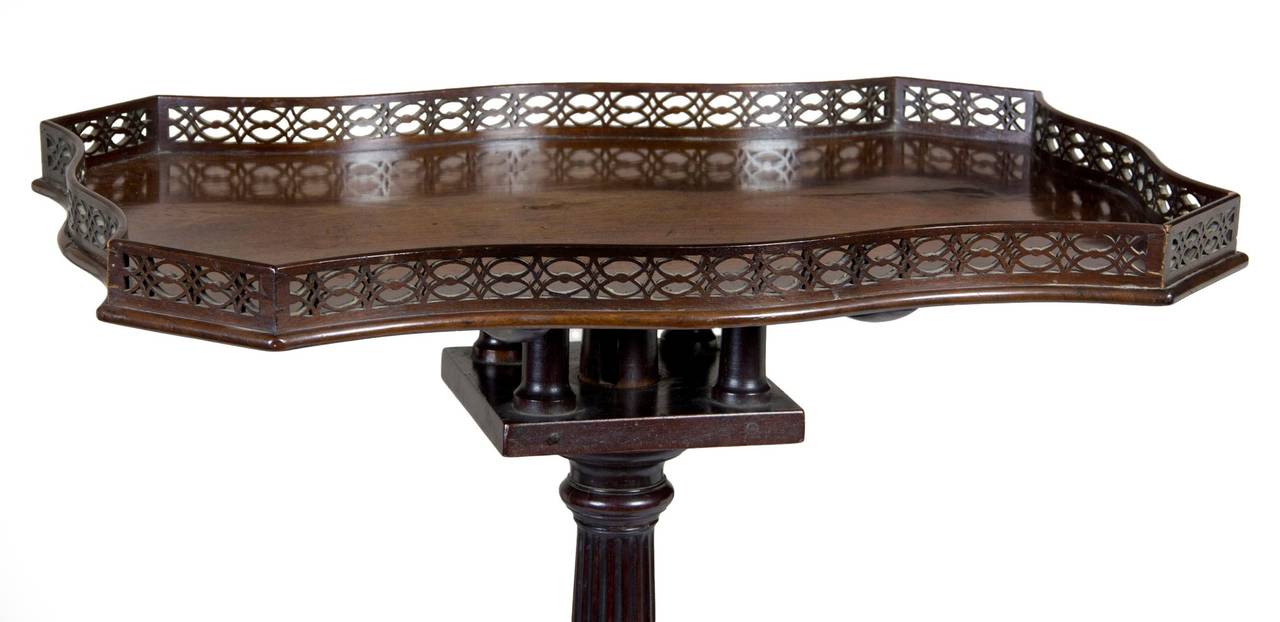 Chippendale/George II Tilt-Top Table, Serpentine Gallery, England, circa 1780 In Excellent Condition For Sale In Providence, RI