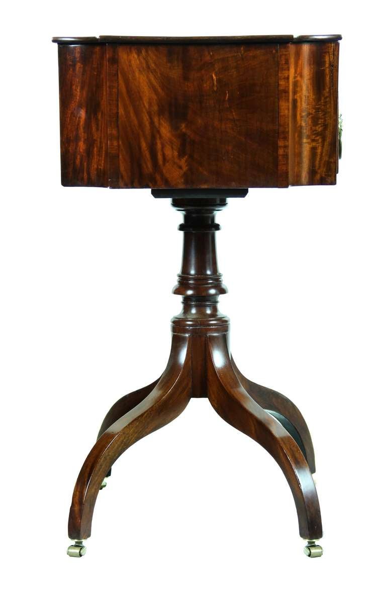 American Classical Fine Mahogany Work Table with Convex Corners and Lift Top, New York, circa 1810 For Sale