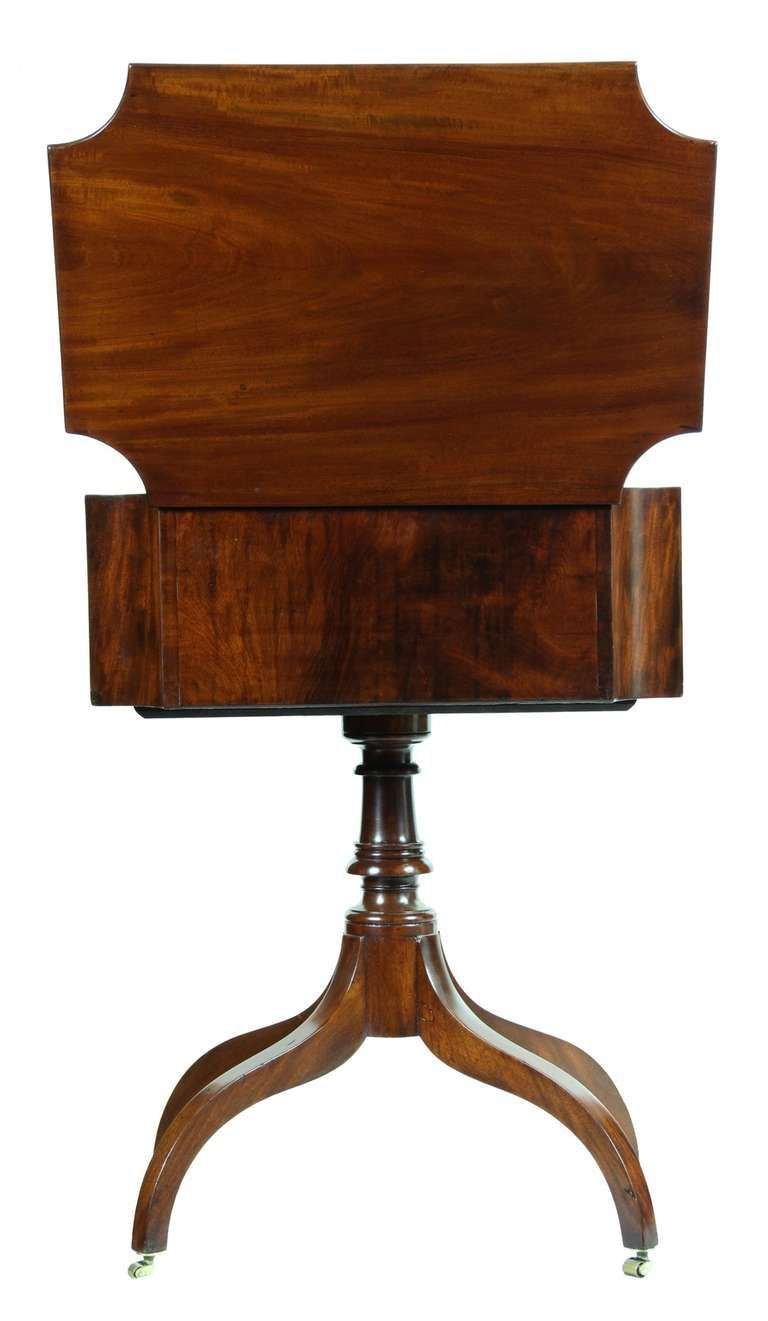 American Fine Mahogany Work Table with Convex Corners and Lift Top, New York, circa 1810 For Sale