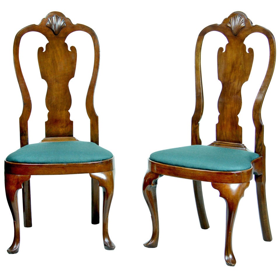 Pair of Walnut Queen Anne Side Chairs with Shell, Philadelphia, circa 1740-1760 For Sale