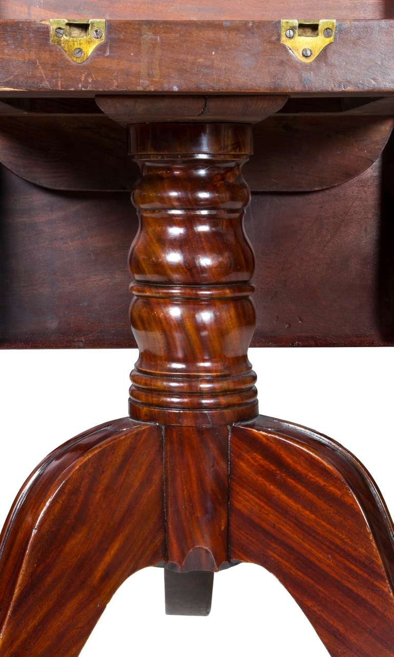 English Striped Ribbon Mahogany Regency Pedestal Breakfast Table, England, circa 1820 For Sale