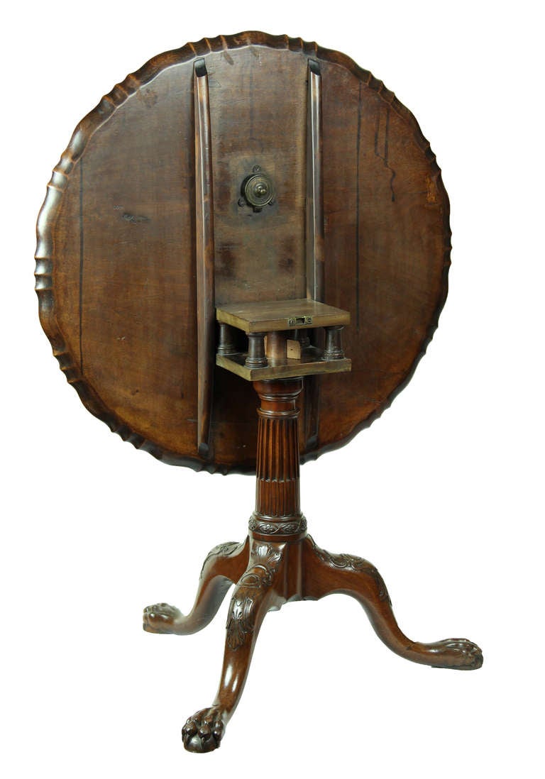 18th Century Chippendale Mahogany Tilt-Top Table with Pie Crust Top, England, circa 1780 For Sale