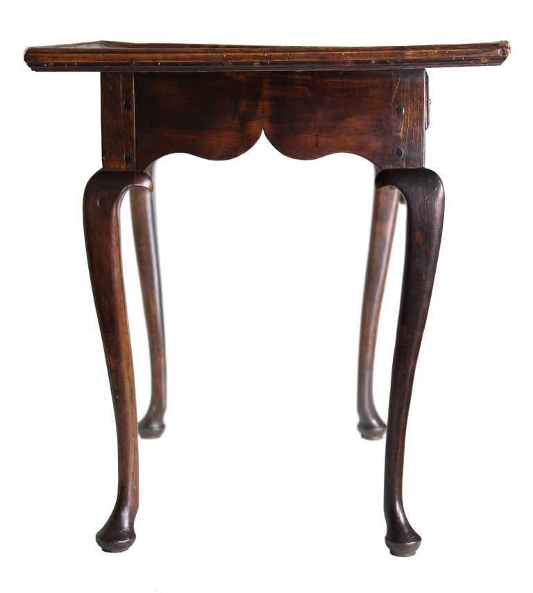 Queen Anne Walnut Tray Top Tea Table, probably New Hampshire, c.1730-60 In Excellent Condition In Providence, RI