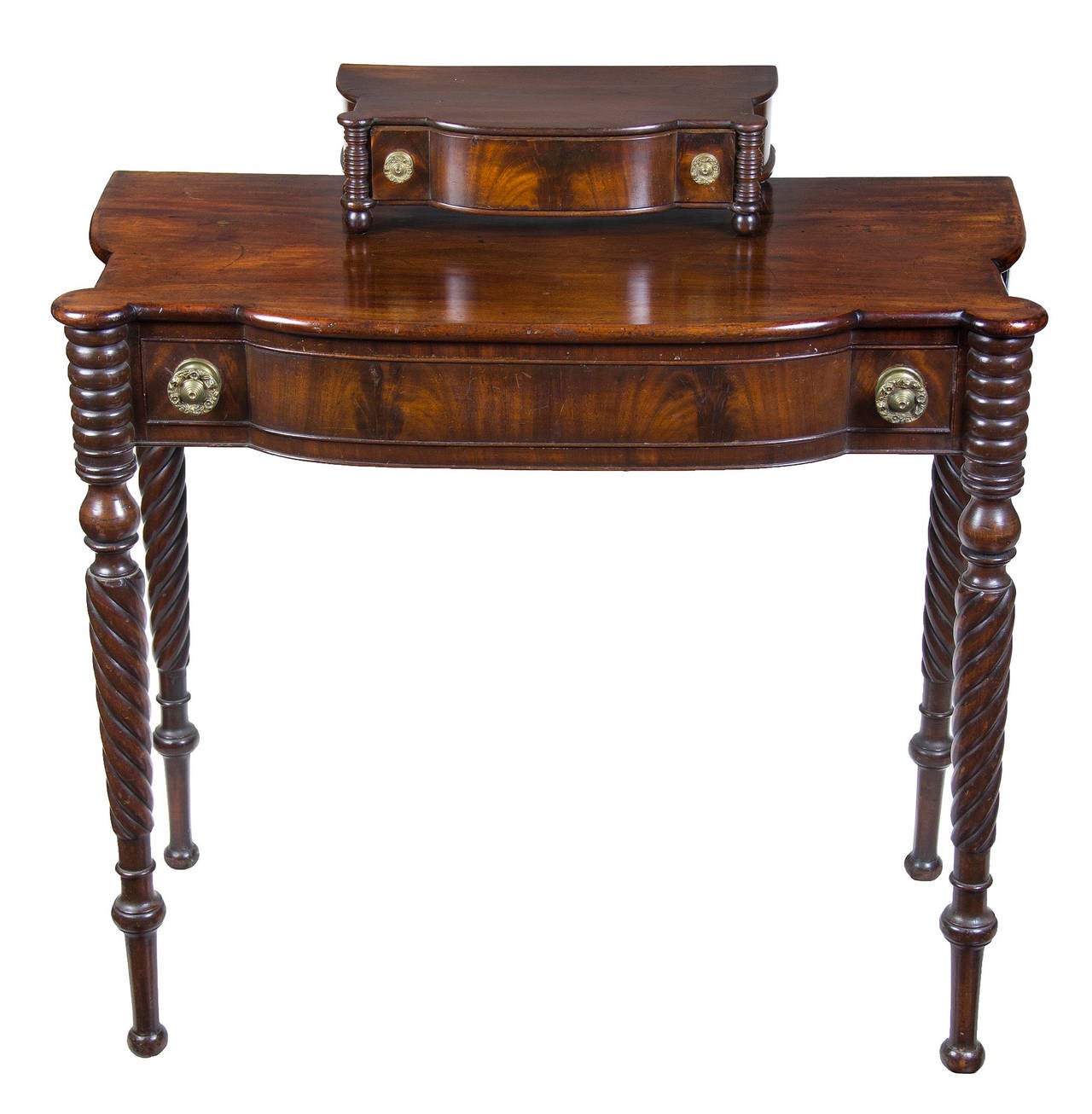 This is an extremely well-preserved North Shore piece with its original brasses. The crotch mahogany veneers are bookmatched, the top of solid mahogany, and the legs are of a beautifully tapered rope turning. The overall piece has a beautiful amber