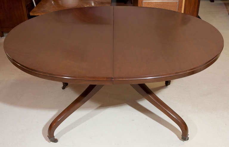 Oval Single Pedestal Dining Table in the Style of Wormley In Excellent Condition For Sale In Toronto, ON