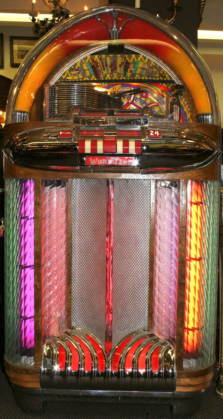 Fabulous 1948 Wurlitzer juke box in mint condition. What a great piece. Plays those 