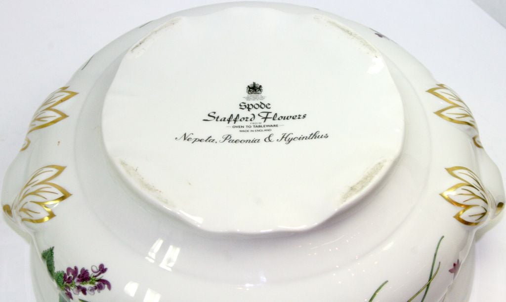 Spode Stafford Flowers Soup Tureen In Excellent Condition In New York, NY