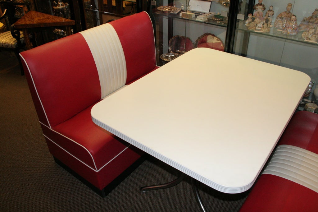 American Vintage seating and table set. For Sale