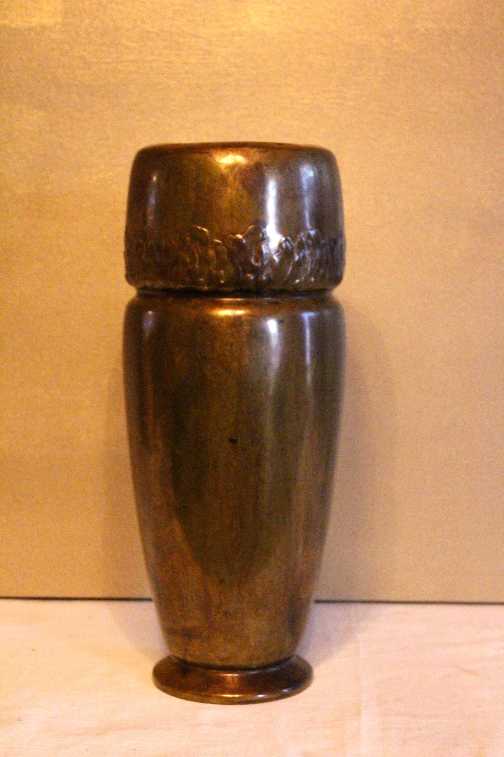 Vase monumental en laiton avec détail - Cette pièce est inscrite sur un côté en très petit texte - et très difficile à lire avec la patine. 

Superbe patine et détails en laiton.