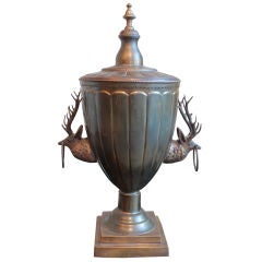 Grande urne en laiton avec poignées en forme de cerf