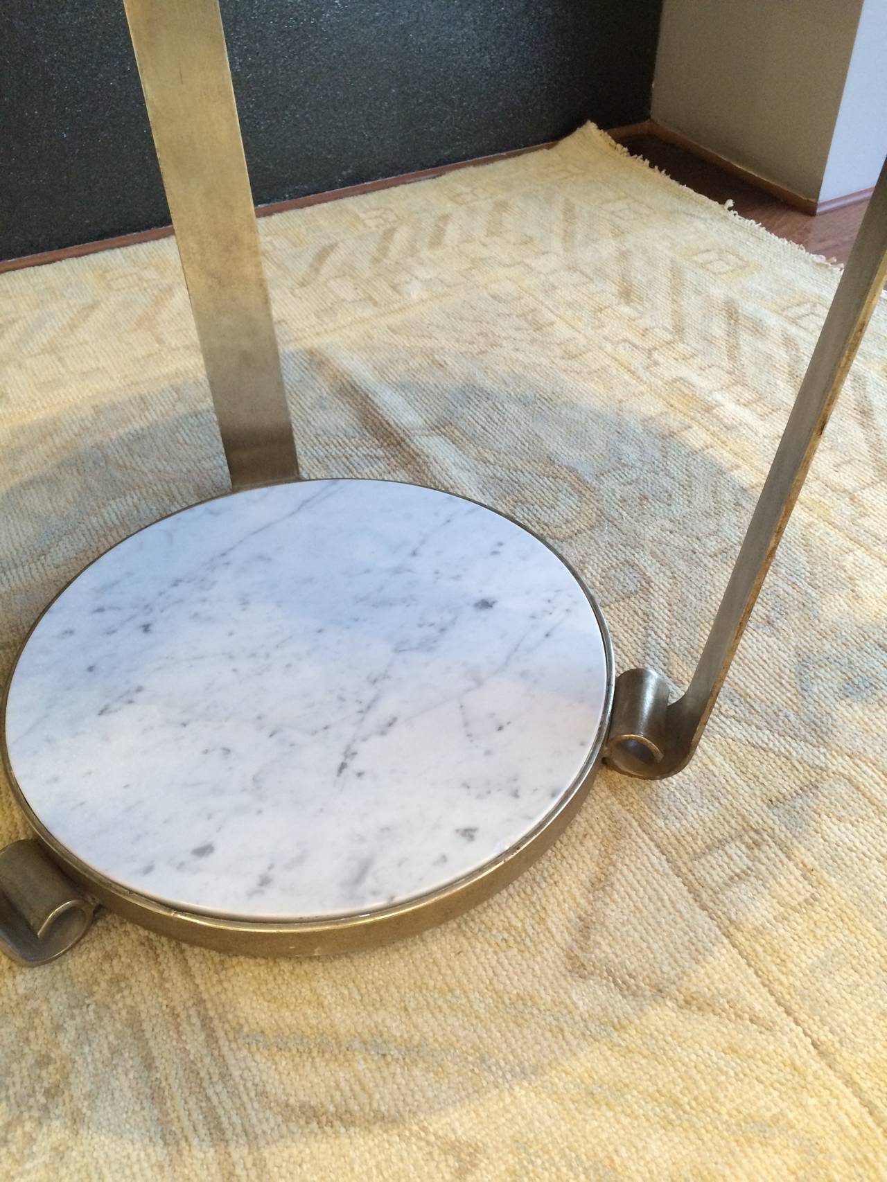 Mid-Century Wrought Iron Table in White Gold Leaf and Marble For Sale 1